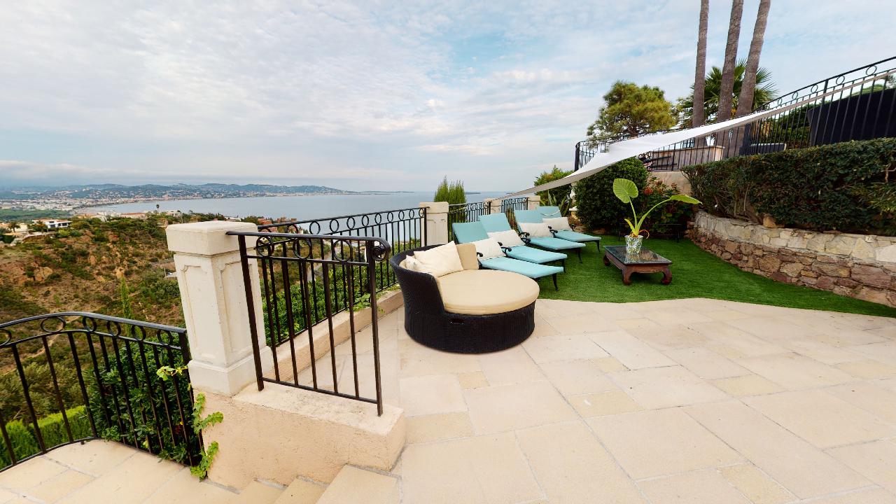 Terrasse d une villa sur la Cote d Azur avec vue sur la baie